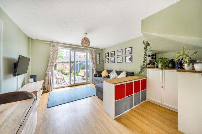 19, Parkside Close, London photo 3