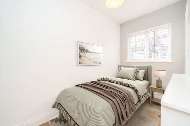 52, Fairlawn Avenue, London photo 4