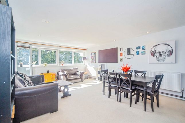 Flat 4, Farringdon Court,, Northlands Drive, Hampshire photo 3
