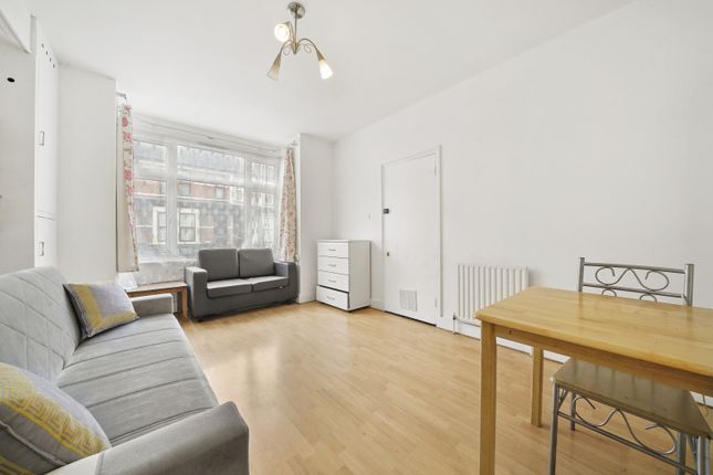 Flat to rent in Gladstone Road, Watford