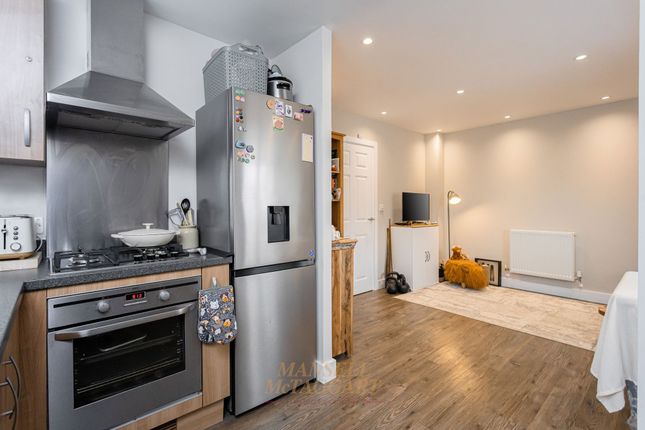 Flat 5, Marigold Court, Horley photo 4