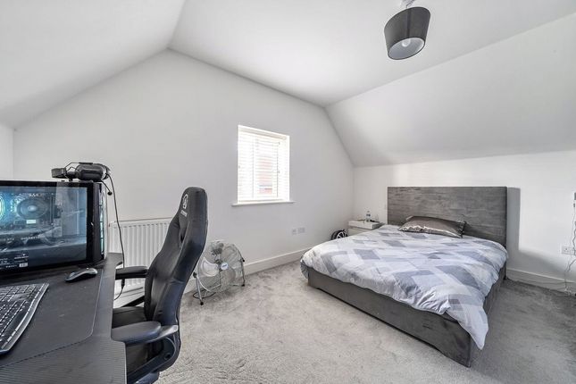 32, Beatrice Square, Surrey photo 4