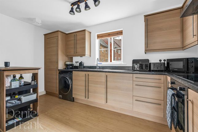 21, College Close, Loughton photo 4