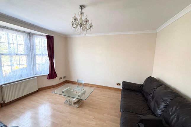 00 2 Bed Room House,, Blundell Road, Edgware photo 5