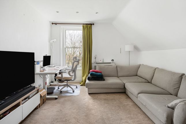 Flat 6, 11, Avenue Crescent, London photo 2