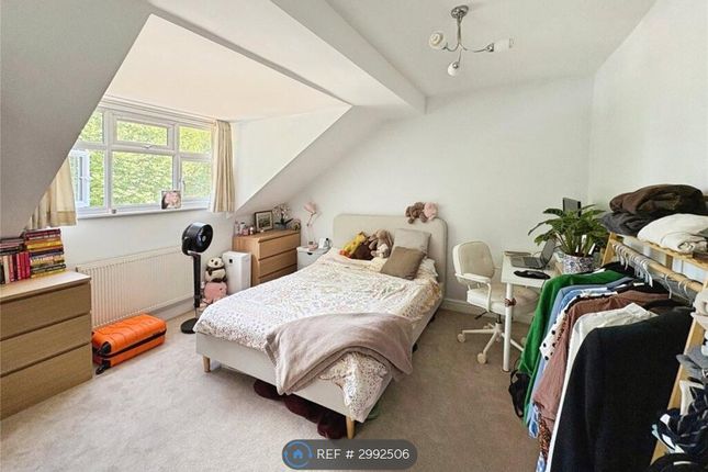 Flat, Rosewood Kingfield Road, Woking photo 3