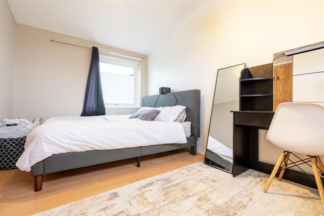 85, East Thorp, Newcastle Upon Tyne photo 4