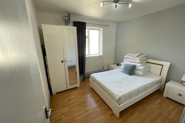 Flat B, 79 Redchurch Street, London photo 3