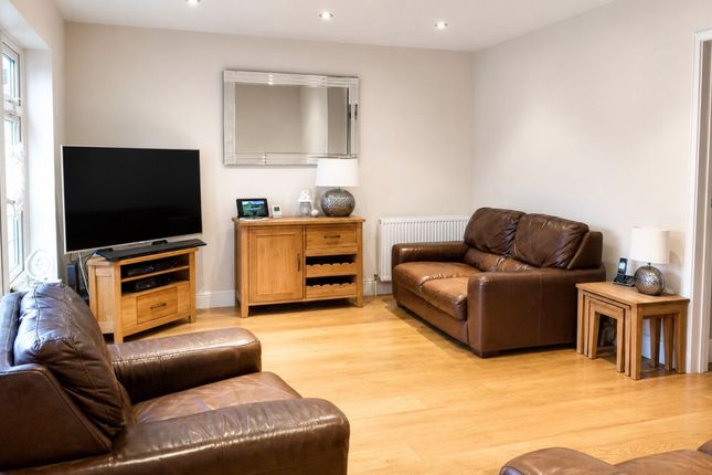 14 Hatfield Close, Hornchurch photo 2