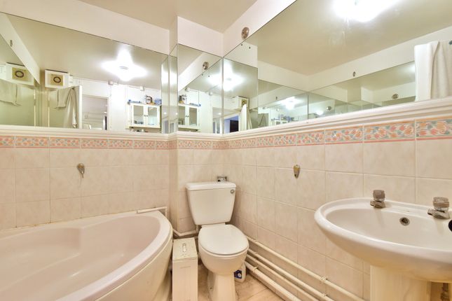 Flat for sale in Cleveley Close, Charlton
