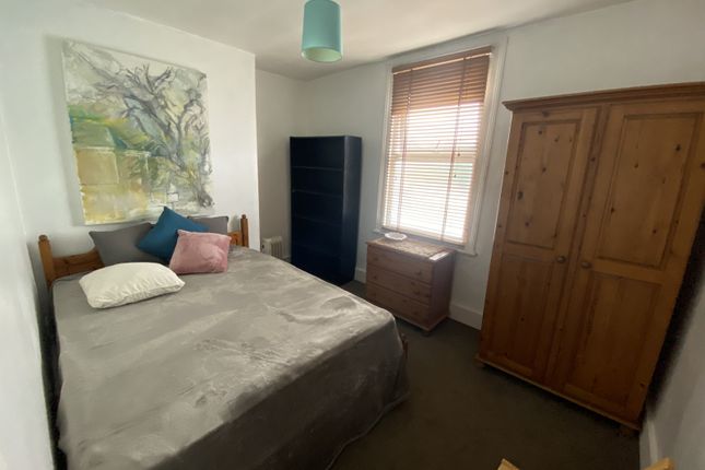 Room to rent in Trafalgar Road, London