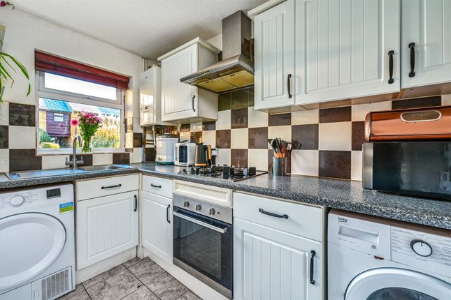47, Wellesley Close, Guildford photo 4