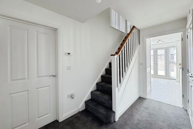 16 Fern Drive, Penllergaer, West Glamorgan photo 3