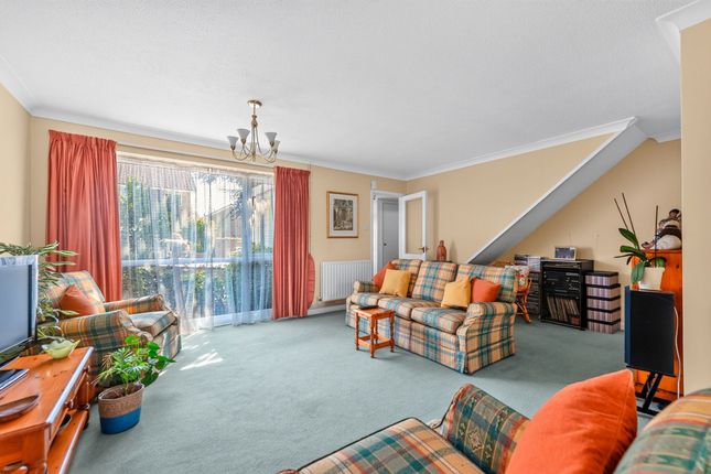 22 Summerly Avenue, Reigate photo 4