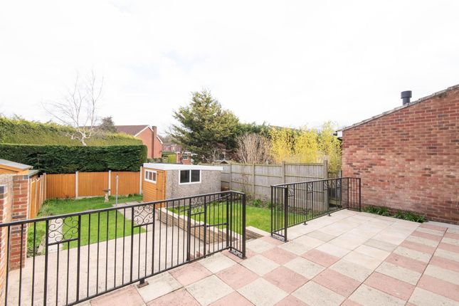 24 Lydgate Drive, Chesterfield photo 4
