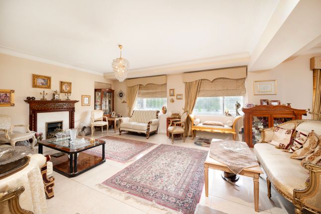 1, Bentinck Close, London photo 4