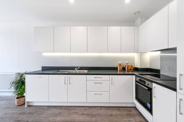Flat to rent in Willowbrook House, Finsbury Park, London