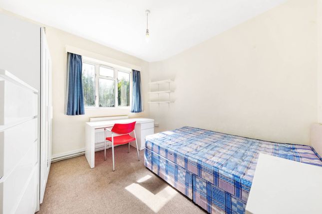 Flat to rent in Aubyn Square, Roehampton, London