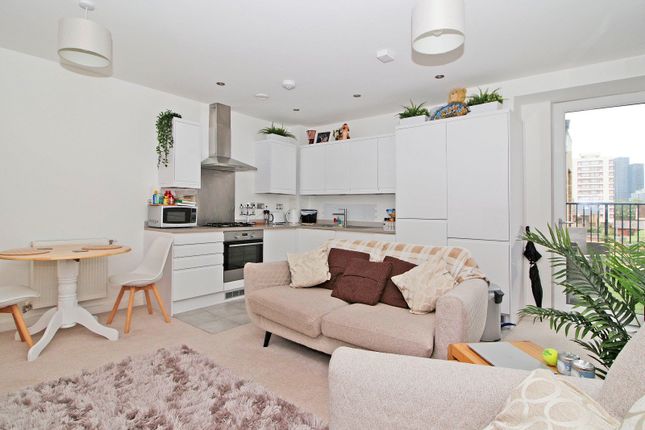 Flat for sale in Laundry Close, Croydon