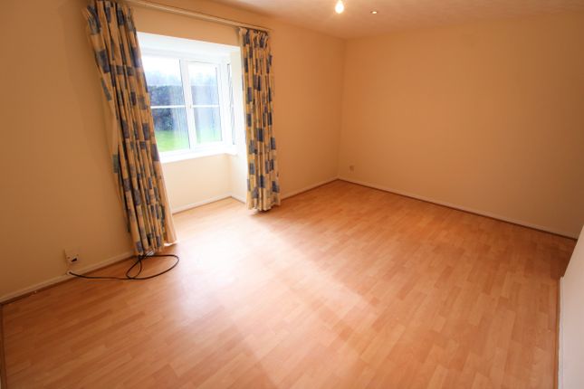 Flat for sale in Heatherwood Drive, Hayes