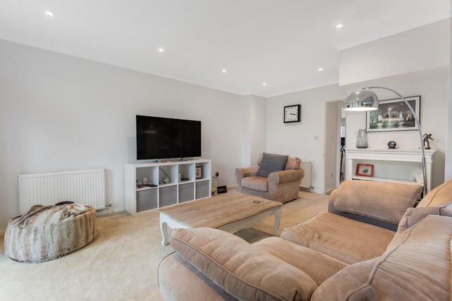 63, Horseshoe Crescent, Reading photo 2