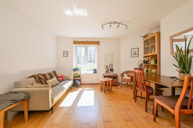 2-bed flat on Reardon Street, Tower Hamlets, £400,000