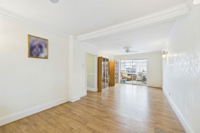 238 Abbotts Drive, Stanford-Le-Hope photo 3