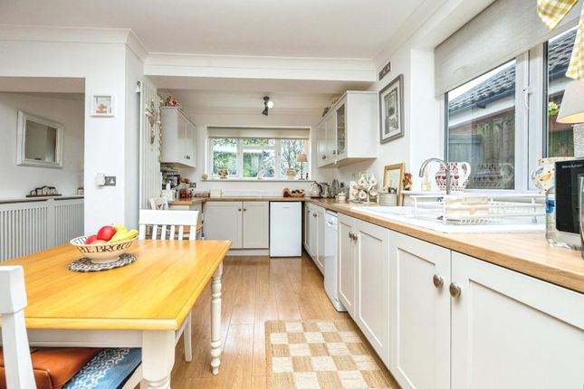 27, Lodge Crescent, Warwickshire photo 4