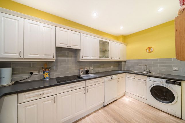 4,, Ravens Court, Castle Village, Hertfordshire photo 3