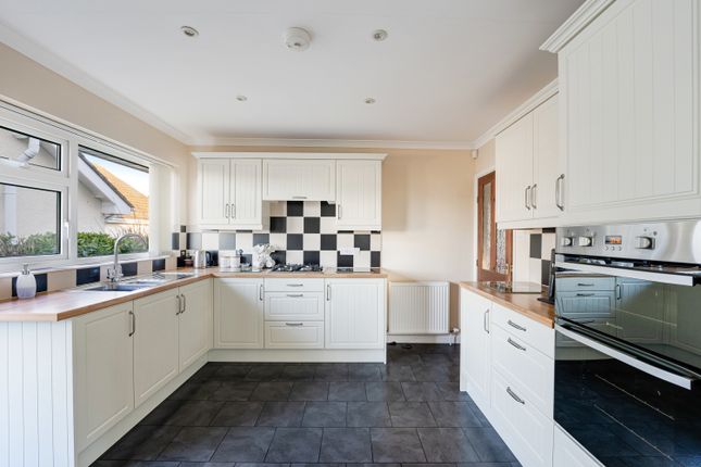 22 Leighton Crescent, Bleadon Hill, Weston s Mare photo 3