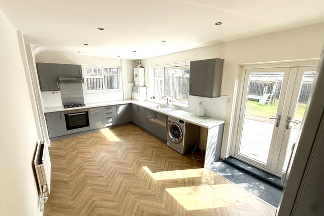 19, Camberley Mount, Bradford photo 3