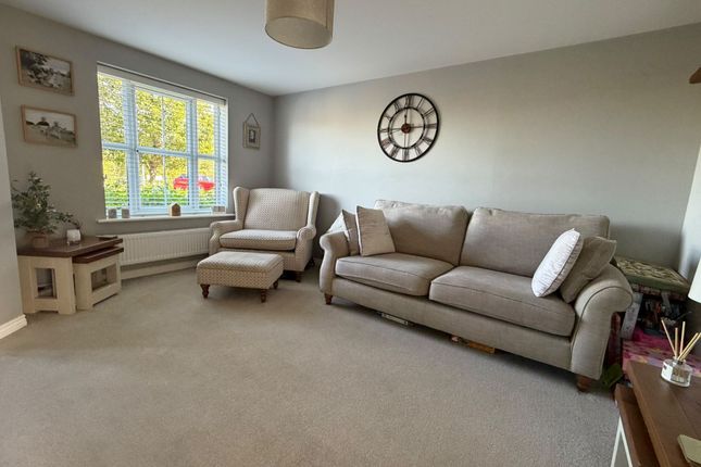 10 Binyon Close, Stowmarket photo 2