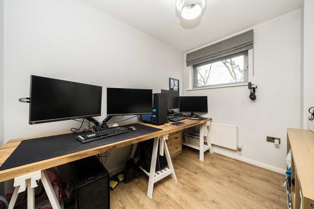 Flat for sale in Streatham High Road, London