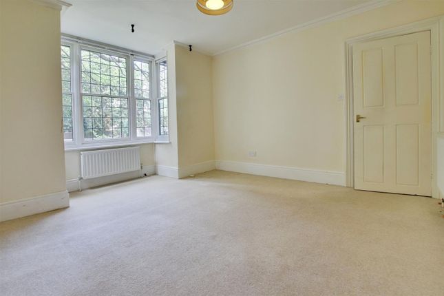 The Gardens, Thicket Road, Huntingdon photo 4