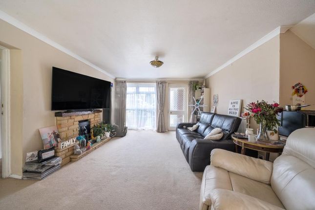 35 WARREN RISE, Frimley, Camberley photo 3