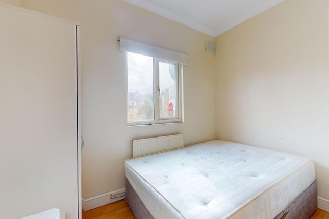 1-bed flat on Room 1 327a, Horn Lane, Greater London, £850/mo