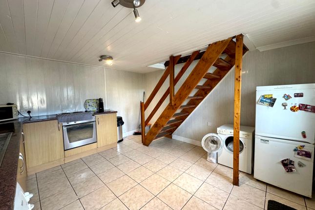 169 High Street, Merthyr Tydfil photo 4