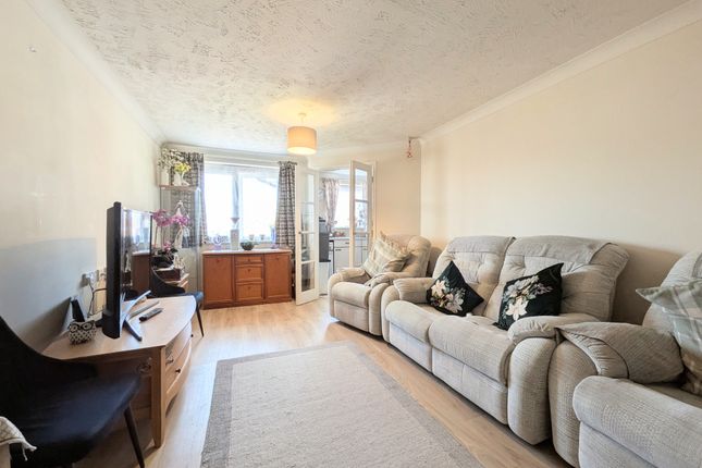 27 Sycamore Court, Aylesbury photo 2