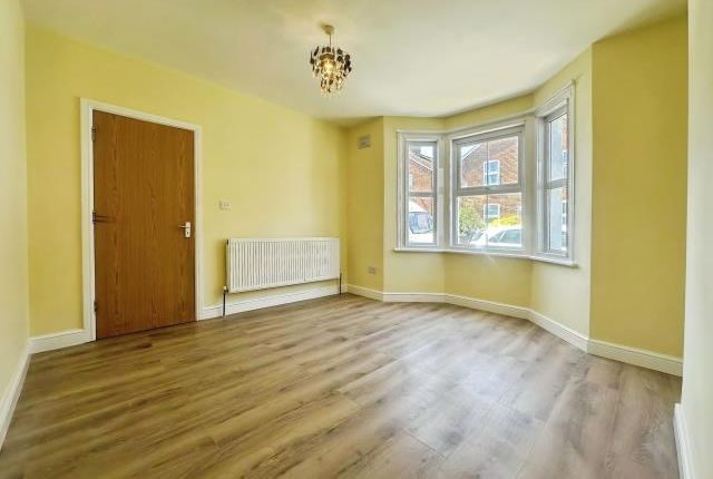 56, The Crescent, Slough photo 5
