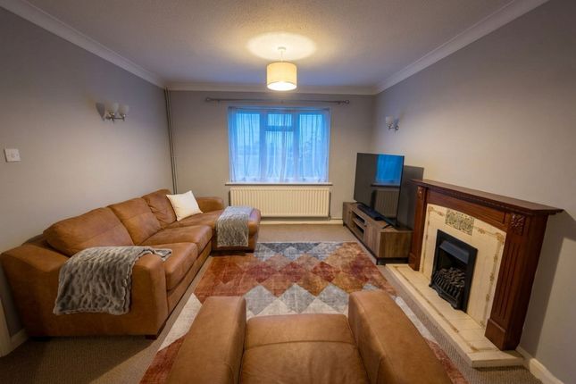 10 Locke Way, Stafford photo 3