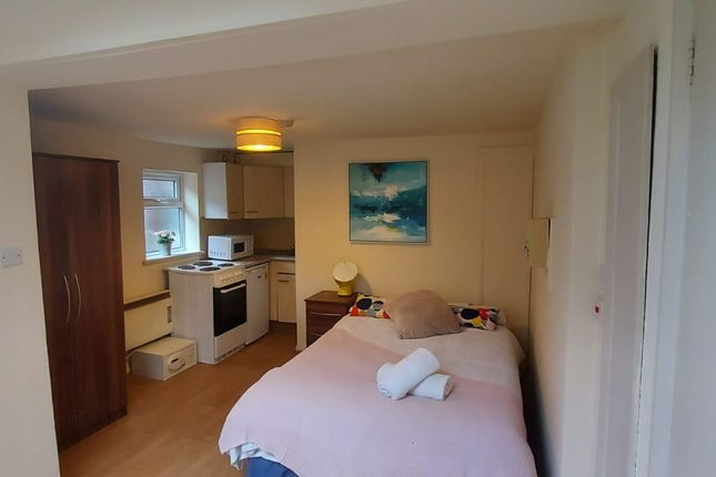 Town house to rent in Park Avenue, Willesden Green