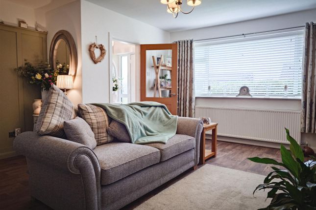 2, Hall Close, Mottram photo 3