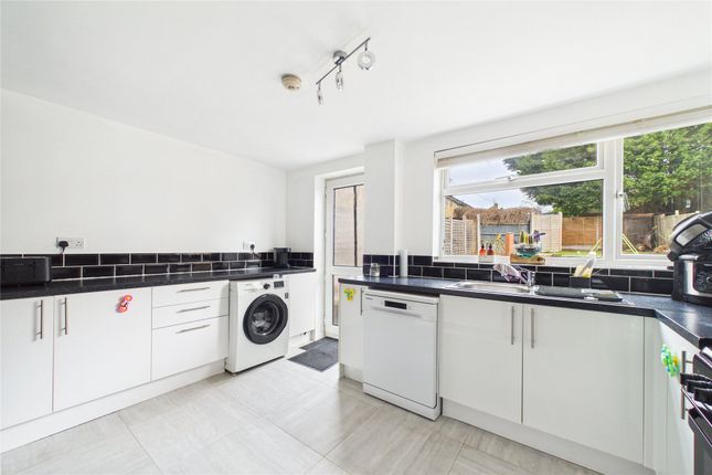 28, Blamire Drive, Bracknell photo 3