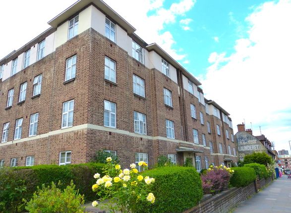Thumbnail Flat for sale in Windsor Court, Golders Green Road, London