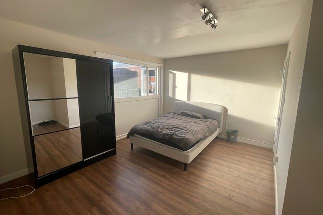 Room to rent in Corporation Street, Rotherham