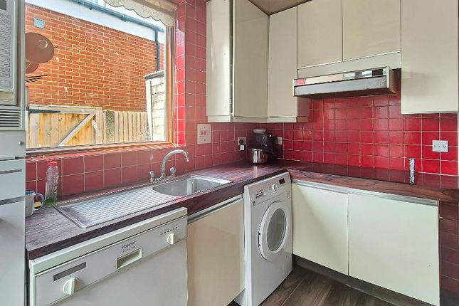 21, South Lodge Drive, London photo 4