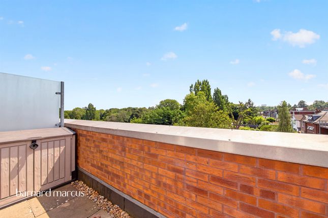 Flat 20, Holdsworth Lodge, 66, Lankaster Gardens, London photo 3