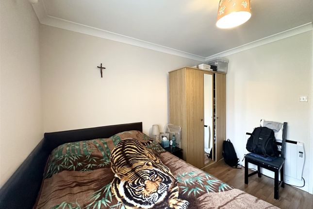 6 Kipling Court, Greenford Avenue, London photo 4
