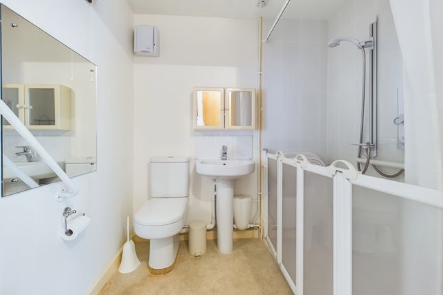 Flat for sale in Jasmine Court, Horsham