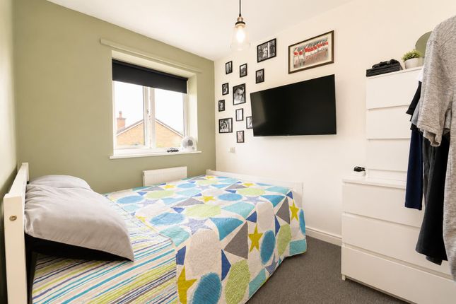 8, Fearnlea Close, Rochdale photo 3